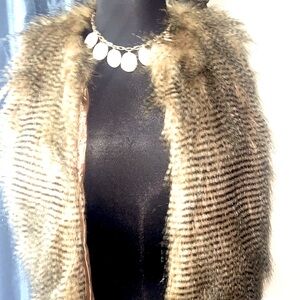 Glamsia like new faux fur tan and black vest size L
